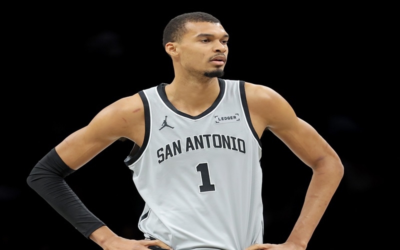 季后赛神迹！马刺下半场轰73分追平队史纪录，波波维奇战术变阵显神威